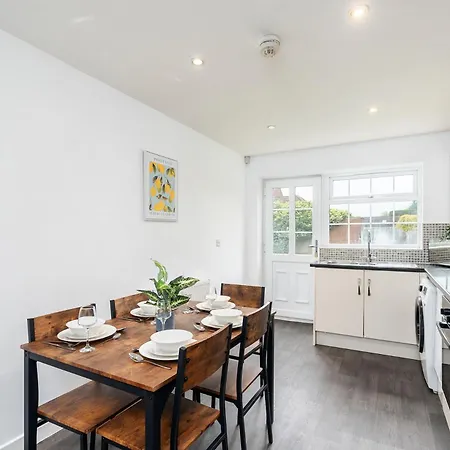 Delightful House With Garden Apartment *